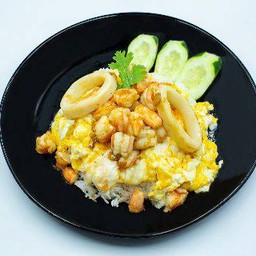 ข้าวทะเลผัดซอสกระเทียม+ไข่เยิ้ม
