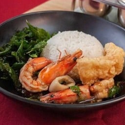 ข้าวราดกระเพราทะเล