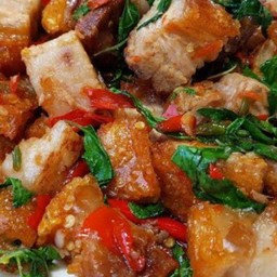 ข้าวผัดกระเพราหมูกรอบ