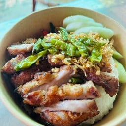 ข้าวหมูทอด กระเทียม พริกทอด