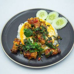 ข้าวหมูกรอบผัดกะเพรา+ไข่เยิ้ม