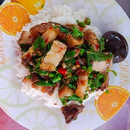 กระเพราหมูสับไข่เยี่ยวม้า