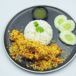 ข้าวหมูกรอบผัดพริกเกลือ