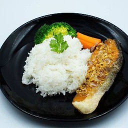 ข้าวแซลมอนผัดซอสกระเทียม