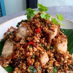 สองเกลอผัดพริกเกลือ ราดข้าว(หมูกรอบ+หมูสับ)