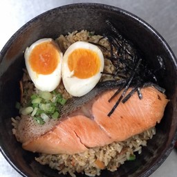 ข้าวผัดกระเทียมแซลม่อนย่าง