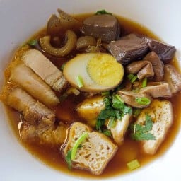 หญิงก๋วยจั๊บน้ำข้น ร้านนี้หมูกรอบอร่อย
