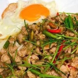 ผัดใบมะกรูดราดข้าว  [เลือกเนื้อสัตว์ได้ค่ะ]