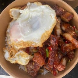 ข้าวราดสามชั้นทอดคั่วพริกเกลือ