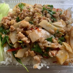 ผัดกะเพราหมูสับหน่อไม้ดอง