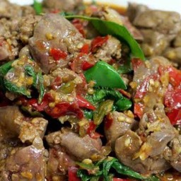 ข้าวผัดกระเพราเครื่องในไก่