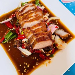 ยำคอหมูทอด(ปลาร้า)