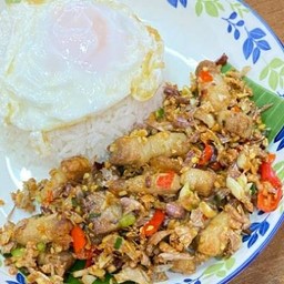 หมูกรอบคั่วพริกเกลือ (ราดข้าว)