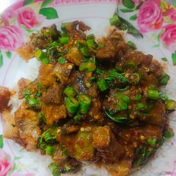 พริกแกงหมูกรอบ