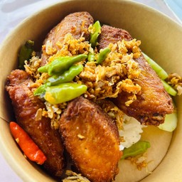 ข้าวปีกไก่ทอด กระเทียม พริกทอด