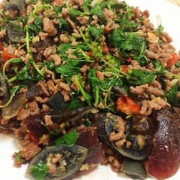 ข้าวผัดกระเพราไข่เยี่ยวม้า