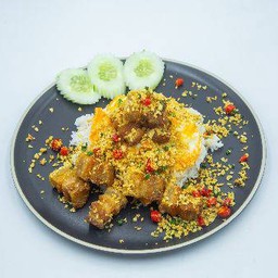 ข้าวหมูกรอบผัดพริกเกลือ+ไข่เยิ้ม