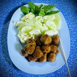 ลูกชิ้นทอด น้ำจิ้มสูตรบุรีรัมย์