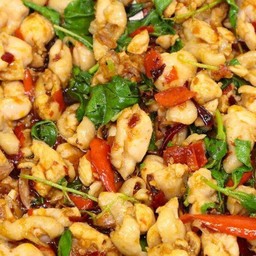 ข้าวผัดกระเพราไก่ชิ้น