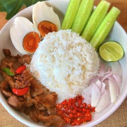 ข้าวหมูผัดกะปิหอมพริกสด
