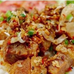 หมูกรอบผัดพริกเกลือ ราดข้าว