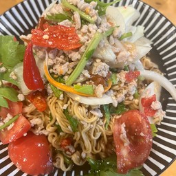 ยำมาม่าหมูสับ