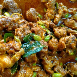 แกงเผ็ดสะโพกไก่หน่อเหรียง