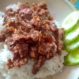 เนื้อทอดกระเทียมราดข้าว