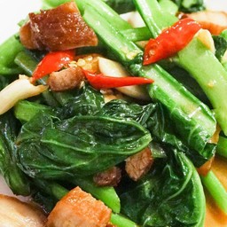 คะน้าหมูกรอบ (กับข้าว)