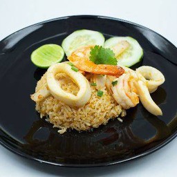 ข้าวผัดกระเทียมทะเล (ข้าวคลุก)