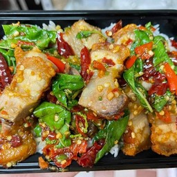 กระเพราหมูกรอบฟรีไข่ดาว + เอ็ม 150