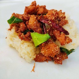 ข้าวเหนียวห่อ ไก่แซ่บรสลาบ