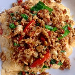 ข้าวหน้าไข่เจียวราดกระเพราหมูสับ