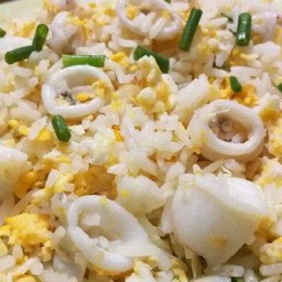 ข้าวผัดปลาหมึก