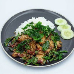 ข้าวคอหมูย่างผัดกะเพรา