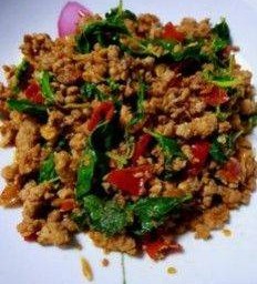 กระเพราหมูสับราดข้าว