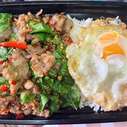 กระเพราเนื้อชิ้นฟรีไข่ดาว+m150