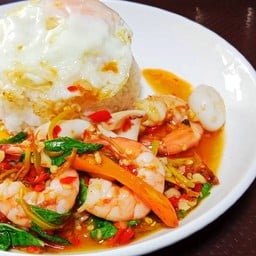 ผัดฉ่าทะเล +ไข่ดาว ราดข้าว