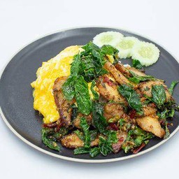 ข้าวคอหมูย่างผัดกะเพรา+ไข่เยิ้ม