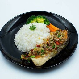 ข้าวแซลมอนผัดพริกเกลือ