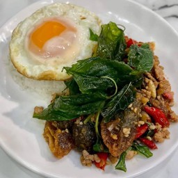 กระเพราไข่เยี้ยวม้า+ไข่ดาว