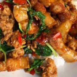 กระเพราหมูสามชั้นราดข้าว เสิร์ฟพร้อมกับน้ำซุป