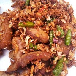 หมูทอด พริกสด เป็นกับข้าว