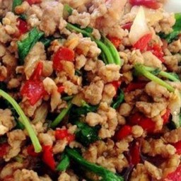 กระเพราหมูสับราดข้าว เสิร์ฟพร้อมกับน้ำซุป