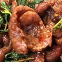 กระเพราหมูชิ้นราดข้าว เสิร์ฟพร้อมกับน้ำซุป