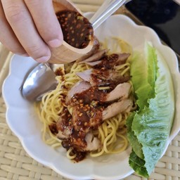 สปาเก๊ตตี้คอหมูย่างน้ำจิ้มแจ๋ว ( Spagketti thai pork neck chili sauce)