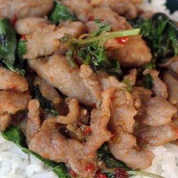 กระเพราหมูชิ้นราดข้าว เสิร์ฟพร้อมกับน้ำซุป