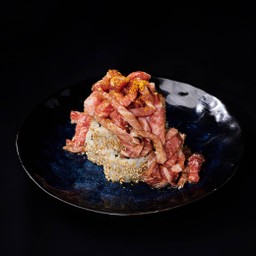 โอโทโร่ ซูชิโรล ท็อปด้วยโอโทโร่หมักซอส โรยด้วย Karasumi (ไข่ปลากระบอกแบบแห้ง)