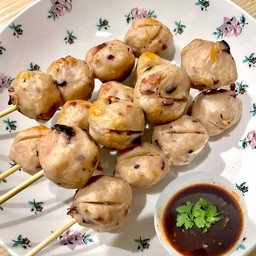 ลูกชิ้นปลาหมึกผสมไก่ พร้อมน้ำจิ้ม+ผัก