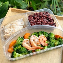 บร็อคโคลี่ผัดกุ้ง+อกไก่ย่าง